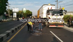 Seruduk Truk Trailer di Jalur Surabaya - Mojokerto, Pengendara Motor Asal Jogosatru Sukodono Tewas di TKP