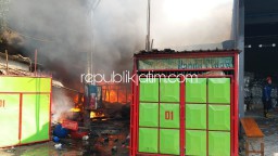 Gudang Rongsokan di Wedoro - Waru Ludes Terbakar Semburatkan Pedagang Pasar