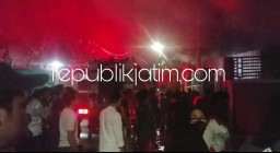 Sejumlah Mobil PKM Kerepotan Padamkan Api yang Membakar Pabrik Rokok Di Balongdowo Candi