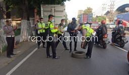 Tabrak Ban Peringatan Truk Box Mogok, Risma Terjatuh Dari Motor Tewas Terlindas Truk Tronton di Taman