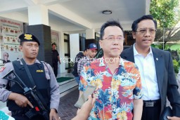 Tersangka Penyerobotan Tanah Puskopkar Henry J Gunawan Diserahkan JPU Kejaksaan Sidoarjo