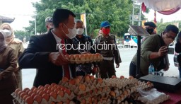 Bupati Ajak Selamatkan Peternak Lokal, Guru di Ponorogo Serbu Bazar Borong Telur Murah