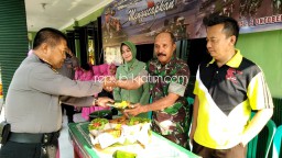 HUT TNI Ke 74, Polsek Porong Kirim Tumpeng ke Koramil 0816/04 Porong