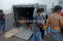 Bok Terlepas, Truk Pengangkut Air Mineral Tutup Flyover Masanganwetan Sukodono