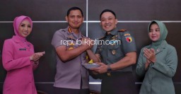 HUT TNI Ke-74, Kapolresta Sidoarjo Bawakan Tumpeng untuk Dandim 0816 Sidoarjo