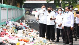Sampah Menumpuk Tutup Jalan Entalsewu, Wabup Sidoarjo Kecewa Minta Kades Bentuk KSM Pemilah Sampah