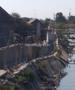 Usia 2 Minggu, Proyek Plengsengan Sungai Segorotambak Bernilai Ratusan Juta Ambrol