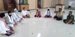 Berbaur Usai Salat Jumat, Bhabinkamtibmas Krembung Ajak Jamaah Patuhi Protokol Kesehatan