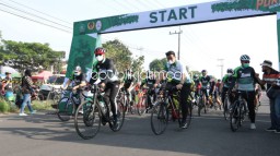 Buka Porkab ISSI, Gus Muhdlor Coba Lintasan Balap Sepeda di Halaman Parkir MPP Sidoarjo