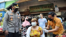 Blusukan Pasar Larangan, Kapolresta Sidoarjo Berburu Pedagang dan Warga yang Belum Vaksin