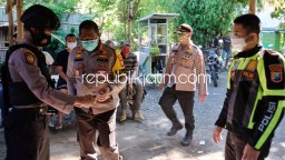 Kapolresta Sidoarjo Pimpin Penggrebekan Judi Sabung Ayam di Lebo, Amankan 13 Pelaku