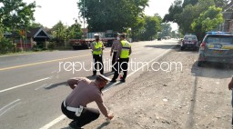 Macet Jalan Diperbaiki, Bus Eka Maksa Masuk Lajur Kanan Tabrak Pengendara Motor Hingga Terluka di Balongbendo