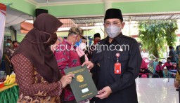 Pj Bupati Sidoarjo Tandatangani Nota Kesepakatan Program Trijuang, Bersama BPN Bagikan 300 Sertifikat Tanah