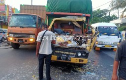 Truk Tabrak Dump Truk Hingga Ringsek di Gedangan, Picu Kemacetan