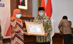 Pj Bupati Sidoarjo Terima Penghargaan LPPD Tahun 2018 Berstatus Kinerja Sangat Tinggi