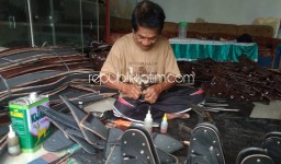 Perajin Aksesoris dan Tas Kulit Sepeda Untho di Ponorogo Omzetnya Turun 40 Persen Sejak Pandemi Covid-19