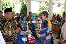 Bupati Sidoarjo Bantu Pengobatan Balita Penderita Omfalokel untuk Dioperasi