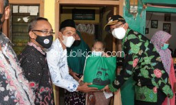 Gus Muhdlor Cek dan Salurkan Langsung Bansos serta Pelaksanaan Vaksinasi