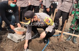 Kapolres Ponorogo Pimpin Bedah Rumah Warga Miskin di Pulung Ponorogo