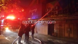 Terjunkan 4 PMK, Yayang Karaoke di Sidoarjo Terbakar