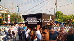 Jenazah Cintya Tiba di Rumah Duka, Disambut Isak Tangis Keluarga dan Ibundanya Pingsan