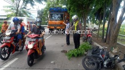 Motor Oleng Tabrak Truk di Dungus Sukodono, Pelajar Asal Jemundo Taman Tewas