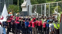 Ratusan Buruh Luruk Pendopo Sidoarjo, Tuntut Kenaikan UMK Rp 4,2 Juta