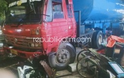 Truk Tangki Trailer Slip Tabrak Rombong Nasi Goreng, Sate dan Perempuan Muda Pakai Jas Hujan Hingga Tewas