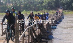 Jalin Sinergitas, Petugas Lapas - Rutan Bersama BNNP Jatim Gowes Bareng Menyusuri Jembatan Apung Sidoarjo - Mojokerto