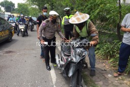 Tabrak Median Jalan, Pelajar Terpental dari Motor Tewas Tertabrak Truk di JL Raya Tebel Gedangan