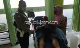Motor Seruduk Motor, Warga Kemangsen Patah Tulang Bahu Kanan Dilarikan RS Anwar Medika