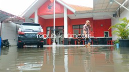 Setiap Hujan Satu Jam, Kantor DPC PDIP Sidoarjo Jadi Langganan Banjir
