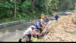 Antisipasi Banjir, Anggota Polsek Pulung Ajak Warga Bersihkan Sampah Penyumbat Sungai