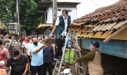 Urai Kemacetan Pertigaan Pasar Suko, Gus Muhdlor Pimpin Sendiri Bongkar Bangunan Bekas Balai Desa