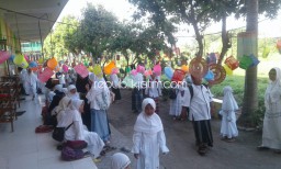 Peringati Maulid Nabi, Yayasan Raden Rahmat Balongbendo Banjir Doorprize