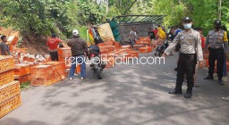 Mendadak Mesin Mati, Truk Muat Ayam Potong 3 Ton Terbalik di Sawoo Ponorogo
