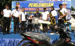 Tertib Berlalu Lintas, Warga Ngampelsari Raih Motor Undian Operasi Zebra