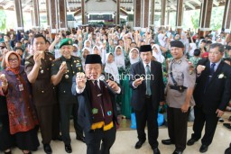 Tepis Isu Telur Sidoarjo Tidak Aman, Bupati Ajak Ribuan Anak Makan Telur