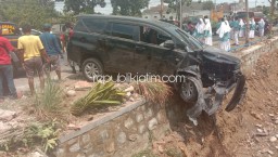 Diduga Sopir Ngantuk, Mobil Innova Hitam Hantam Jembatan di Ponorogo