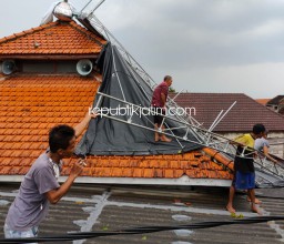 Kloposepuluh Diterjang Puting Beliung, Belasan Rumah Rusak dan PJU Ambruk