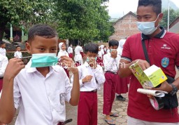 Tekan Penyebaran Covid-19, Pemdes Munggu Bagikan Masker di Pasar Desa dan Sekolah