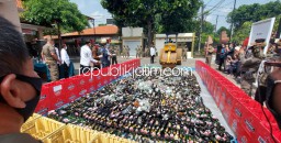 Ribuan Botol Miras Hasil Operasi Pekat 2020 Dimusnahkan Satpol PP Sidoarjo