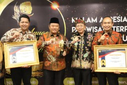 Kemenpan RB Beri Penghargaan Role Model Pelayanan Publik untuk DPMPTSP dan RSUD Sidoarjo