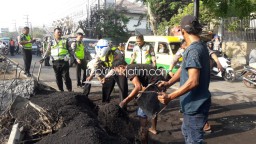 Kasat Lantas Polresta Sidoarjo Pimpin Evakuasi Truk Muatan Pasir Terguling di Buduran