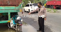 Diduga Ngantuk, Motor Tabrak Truk Fuso Parkir di Jalur Surabaya-Mojokerto Warga Taman Terluka