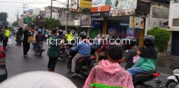 Masuk Zona Hijau, Bonek dan Kapolsek Krian Getol Bagikan 1.000 Masker ke Pengguna Jalan