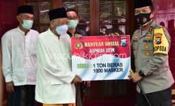 Silaturahmi Ke Ketua MUI Jatim Sambil Serahkan 1.000 Masker, Kapolda Jatim Diberi Resep Iman dan Imun