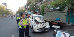 Sopir Avanza Mengantuk, Tabrak Truk Satpol PP Parkir, 3 Orang Terluka