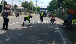 Hendak Mendahului, Pengendara Vixion Tabrak Mobil Box di Jalur Mojokerto-Surabaya