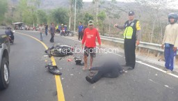 Hendak Mendahului, Vario Hantam Truk Warga Blitar Terluka